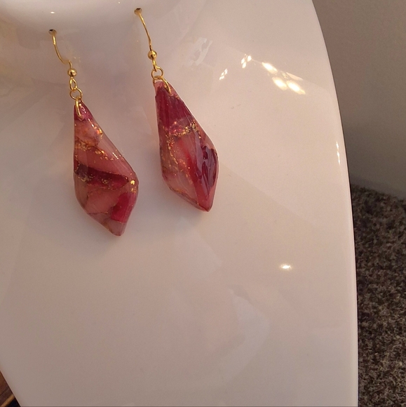 💥SALE💥NEW RED Gold Flex Polymer Dangle Earrings - Picture 4 of 4